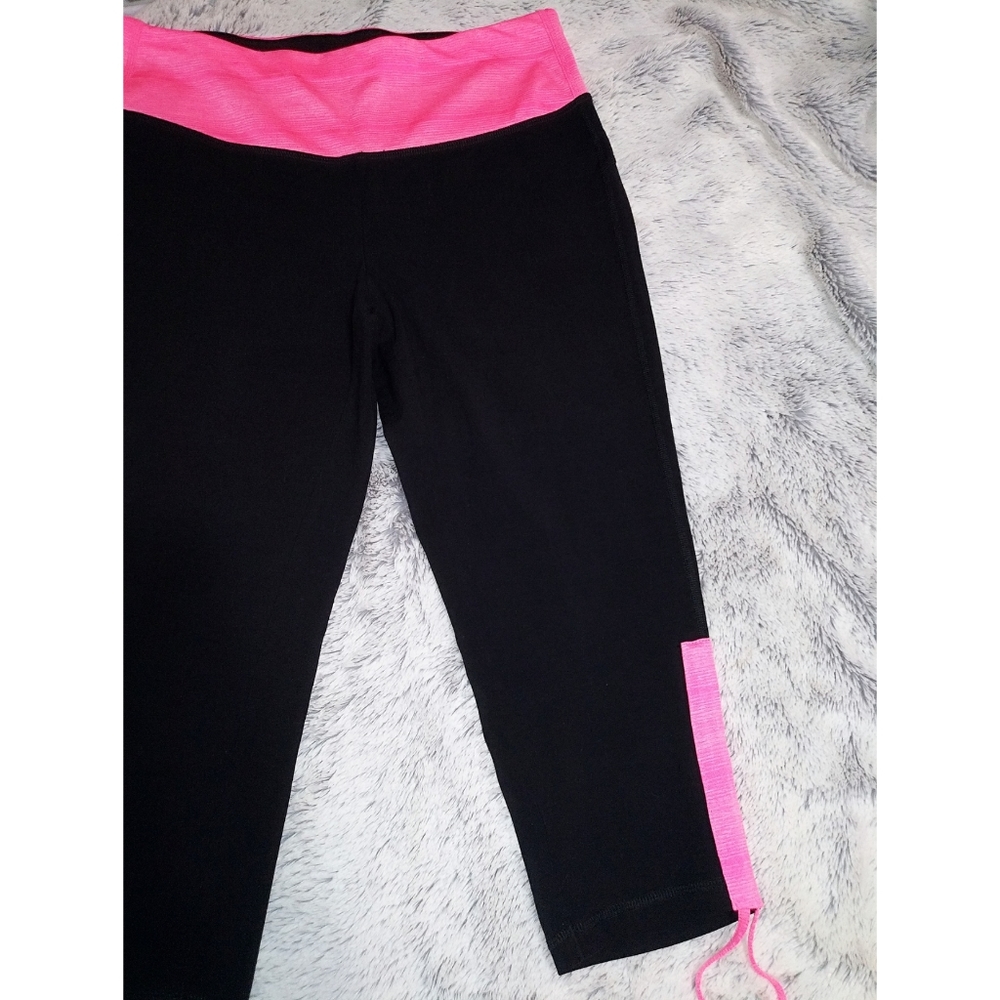 💥3/$15💥Black & Pink Cropped Tie Leggings
